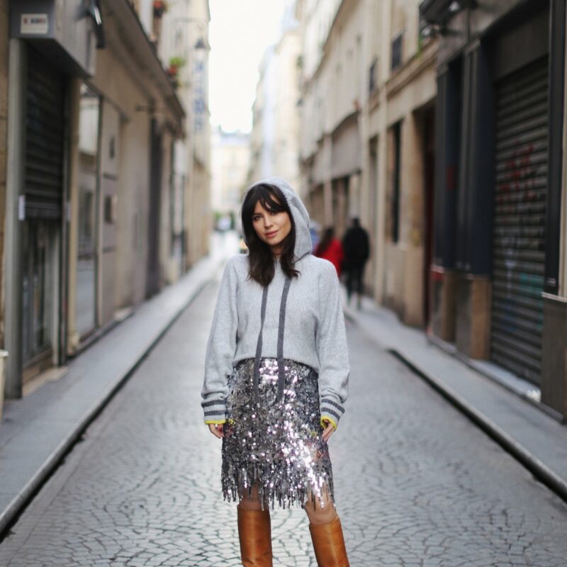Sweat gris, jupe à sequins argentés et bottes camel, Betty Autier