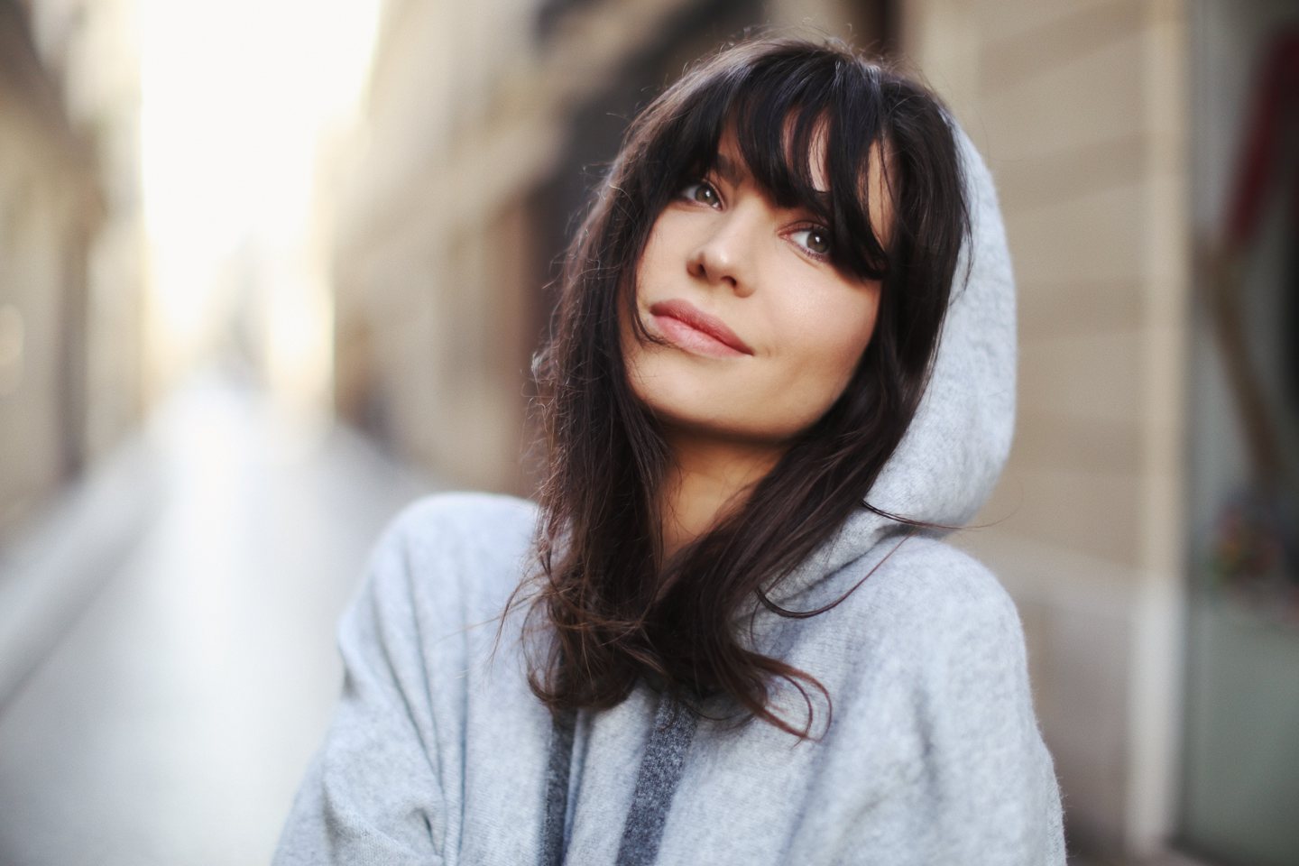Betty Autier en sweat à capuche gris Pringle