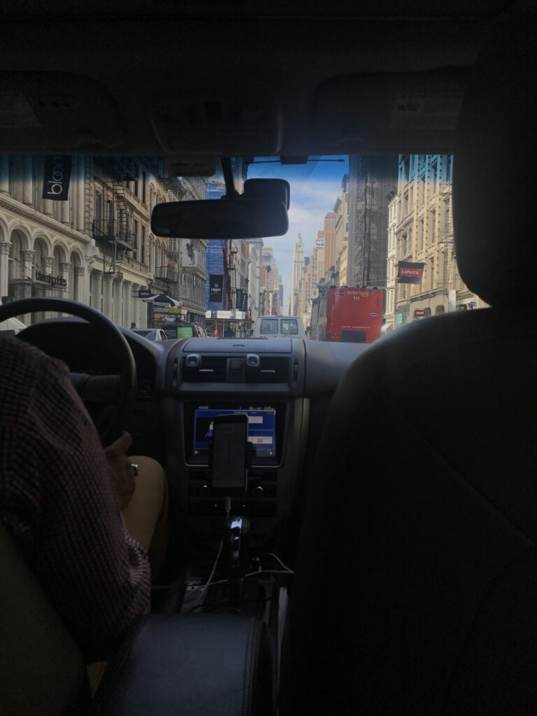 Vue depuis un taxi dans les rues de New York