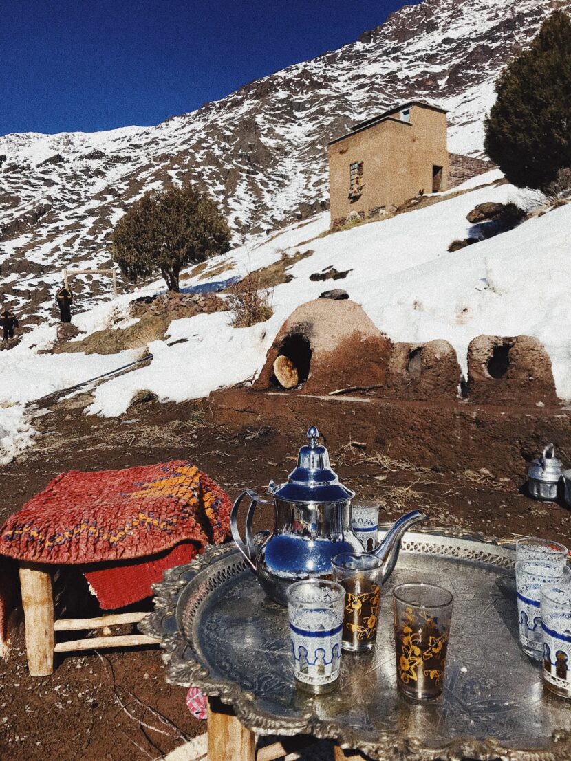 Thé à la menthe servi dans les montagnes enneigées de l’Atlas