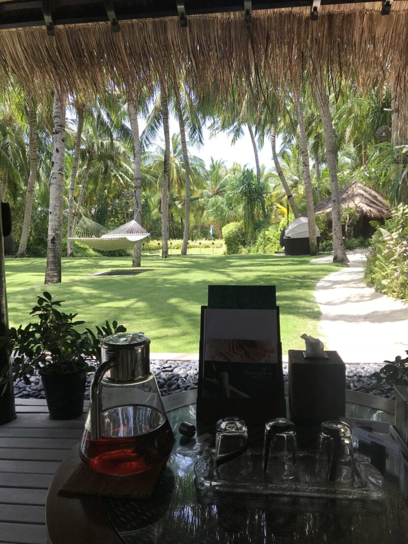 Thé au spa du One&Only Reethi Rah face au jardin