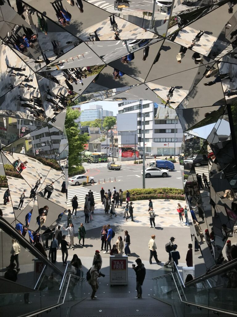 Entrée en miroirs du Tokyu Plaza à Harajuku