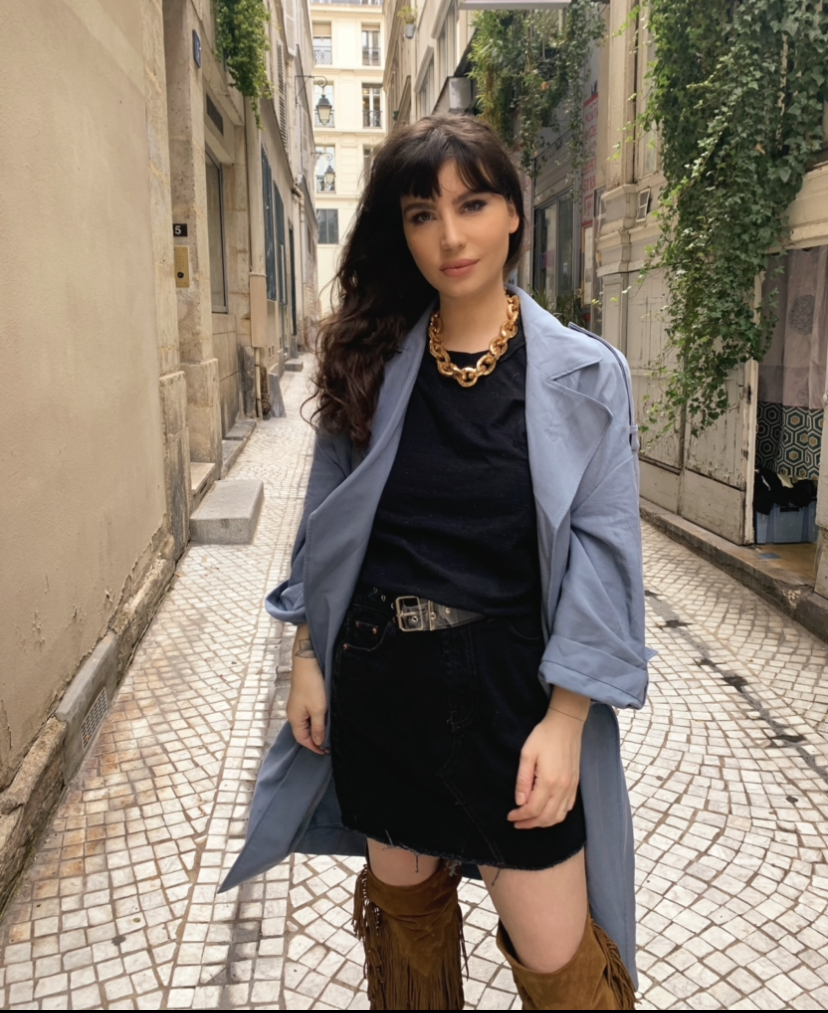 Betty Autier en trench bleu et boots à franges