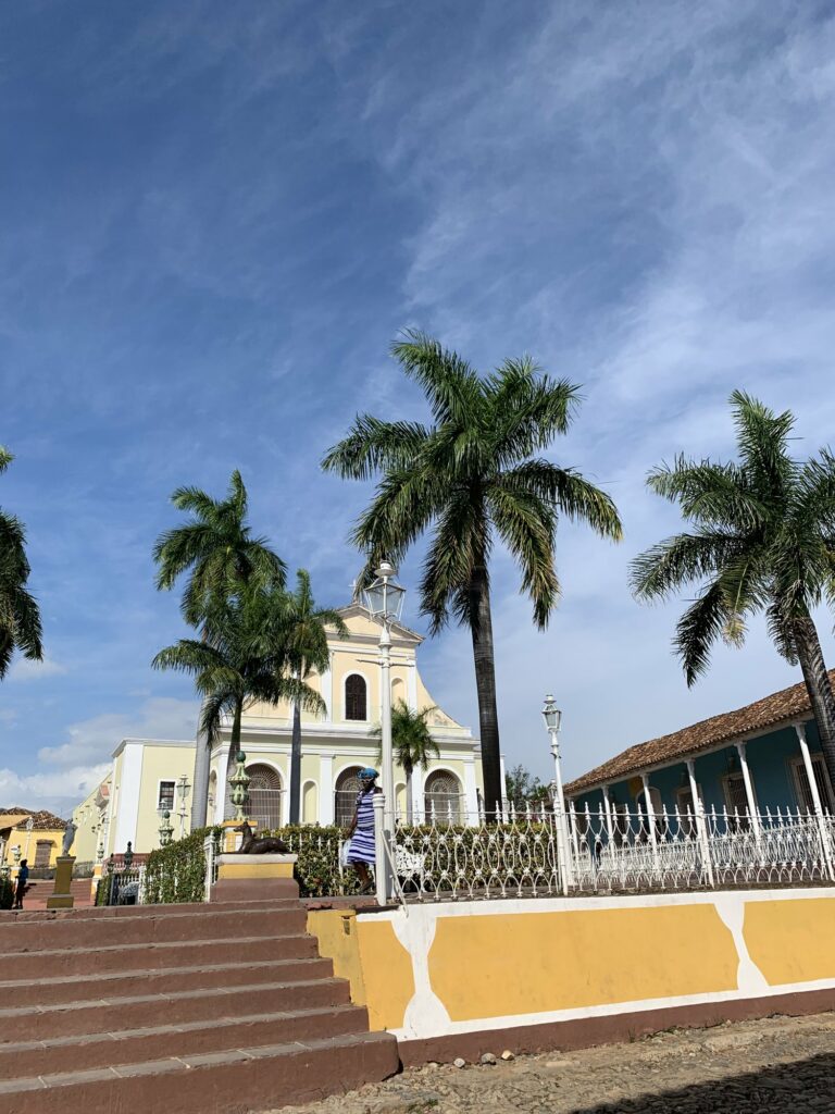 Plaza Mayor de Trinidad et ses palmiers