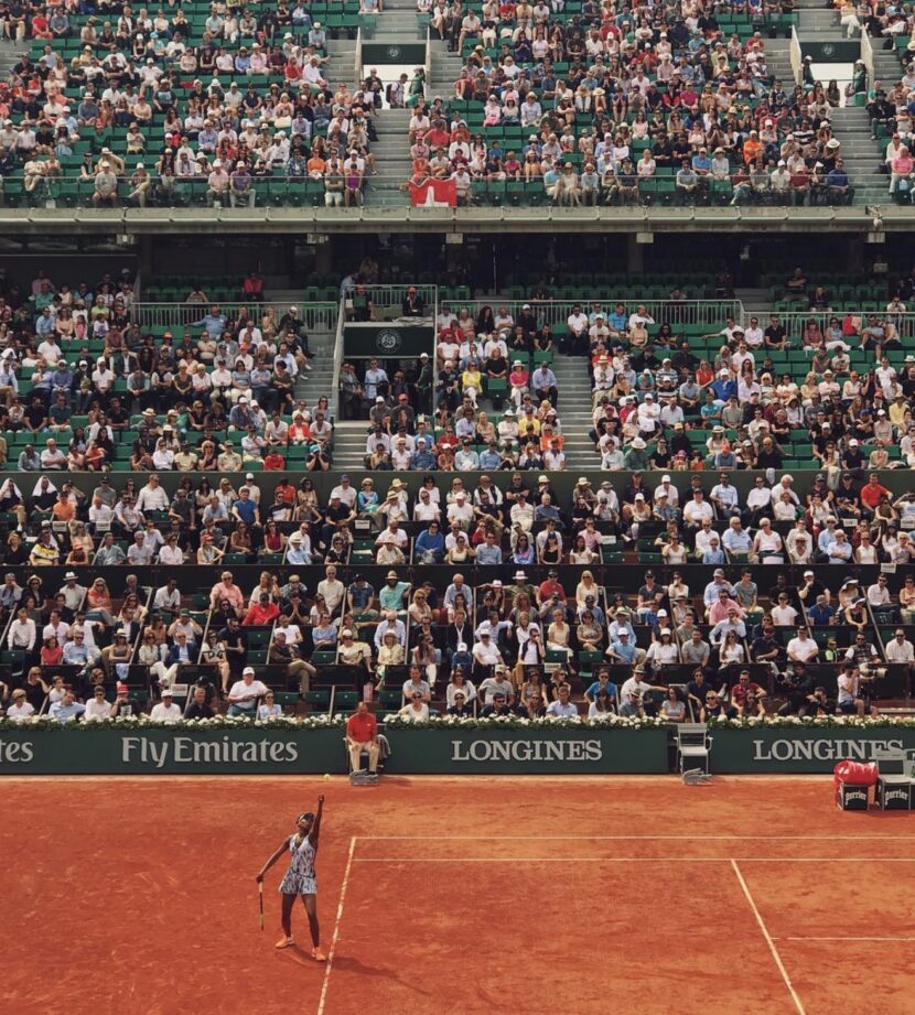Venus Williams au service face à Timea Bacsinszky sur le Court Central de Roland-Garros