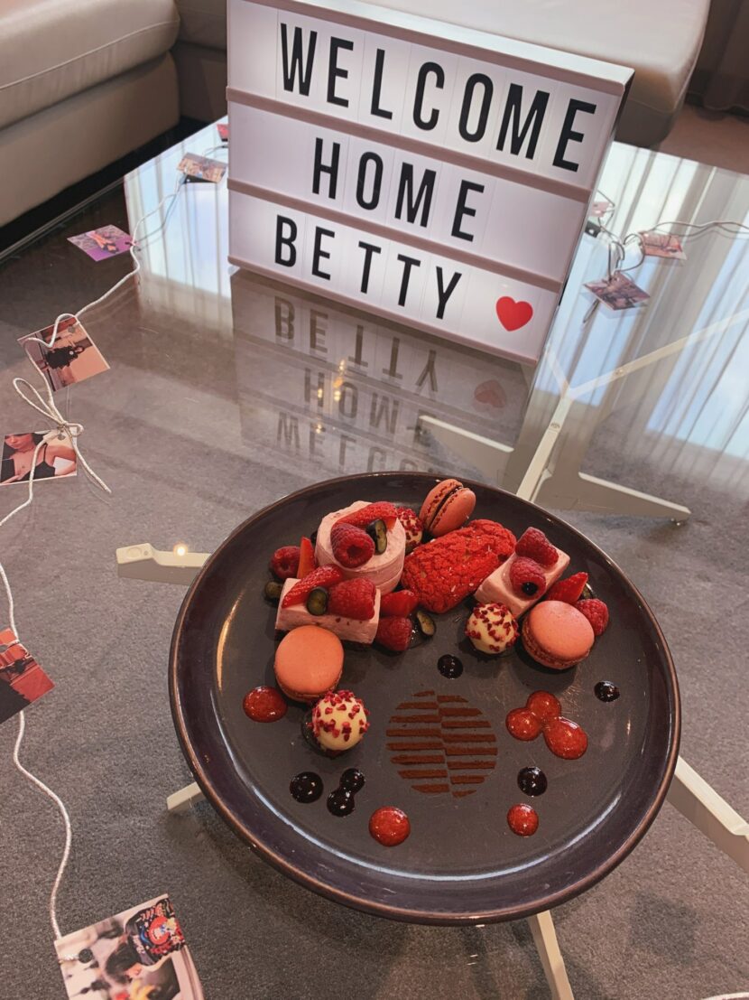 Assiette de douceurs roses et lightbox Welcome Home Betty au Pullman London St Pancras