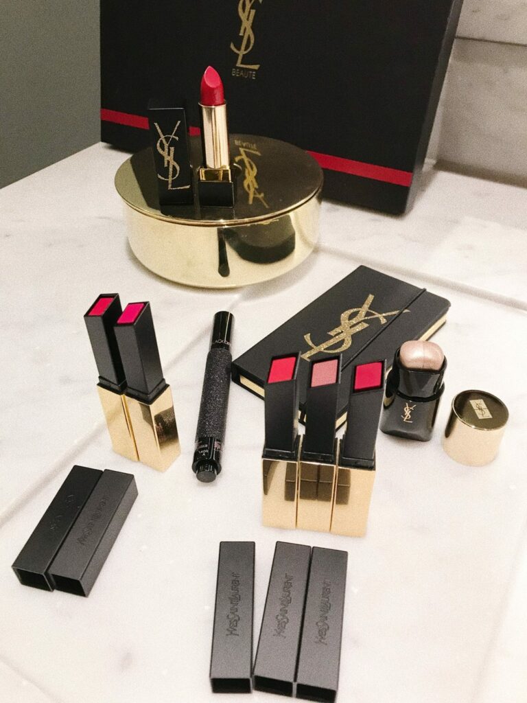 Rouges à lèvres et coffret YSL Beauty sur une table en marbre