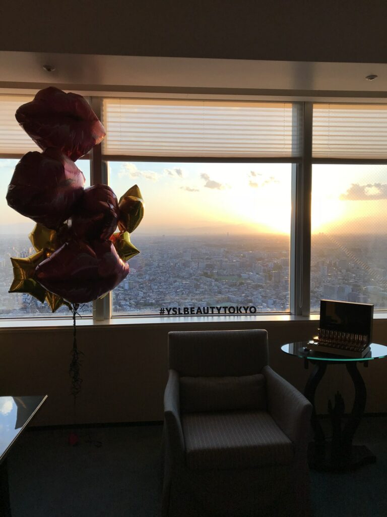 Ballons YSL au coucher du soleil sur Tokyo, #YSLBEAUTYTOKYO